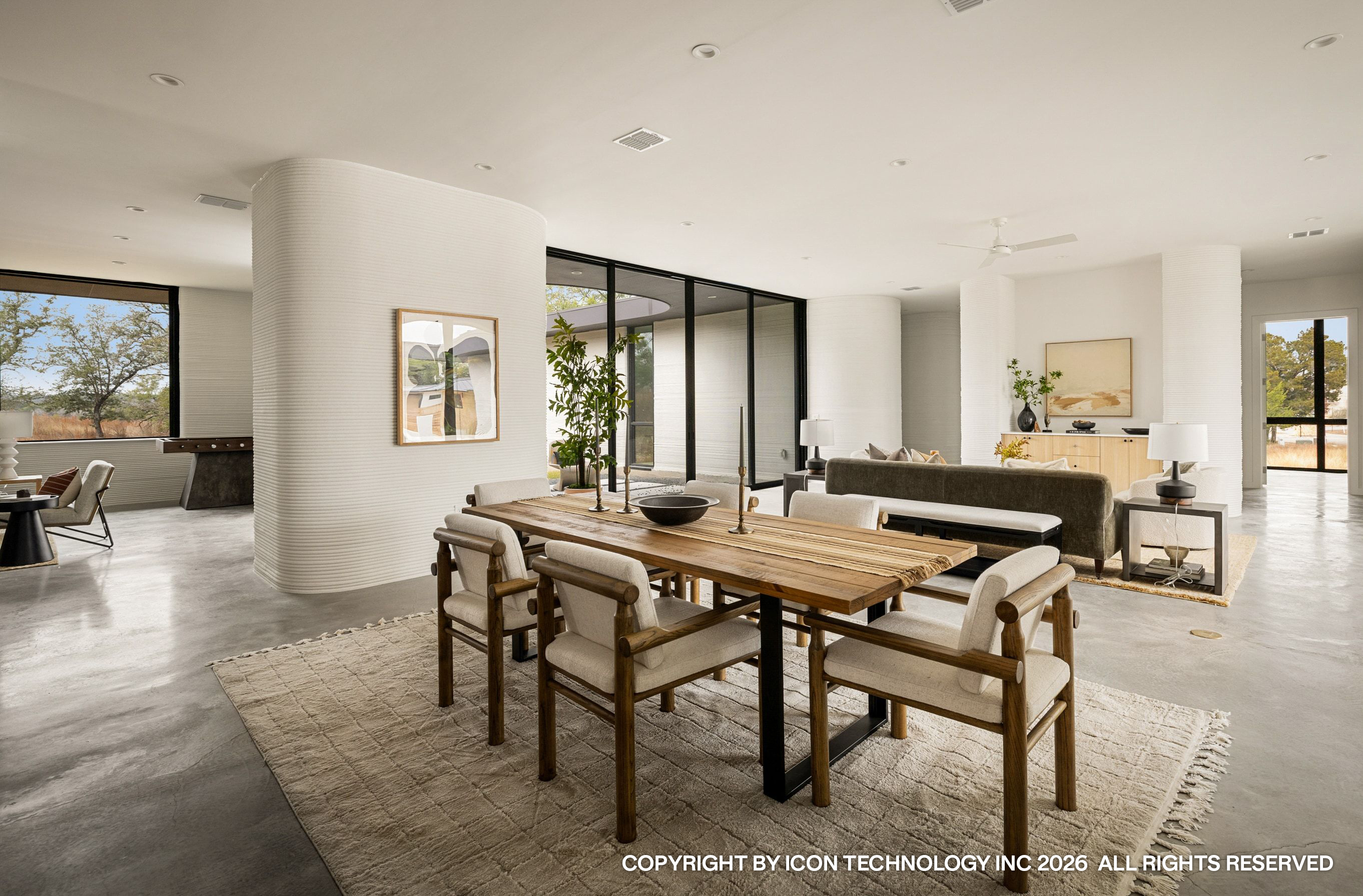 Open-plan dining and living with curved column